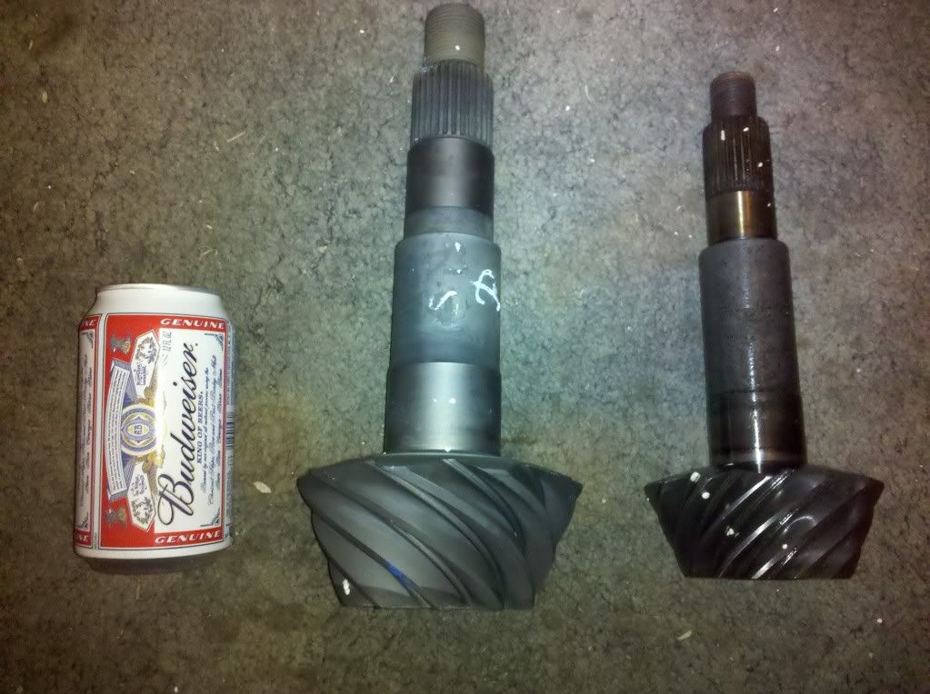 photo of the difference of pinion sizes of a aam 11.5 and dana 60