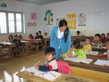 Cô, trò Trường tiểu học Quang Trung, huyện Ðác Glong (Ðác Nông) trong giờ học tiếng Việt.
